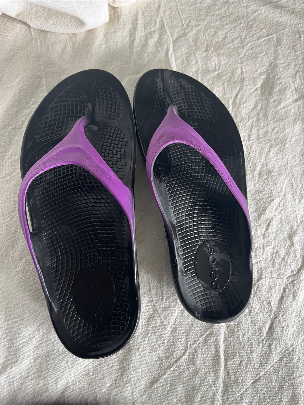 OOFOS Black Flip Flop Sandals with Purple Straps Women size 8